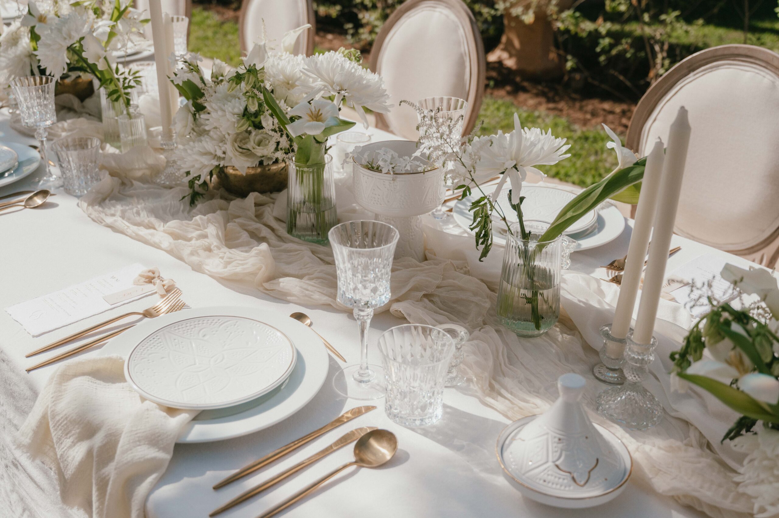 A beautifully curated wedding table at Palais Namaskar, Marrakech, blending modern elegance with traditional Moroccan charm, complete with stunning floral arrangements and sophisticated table settings.